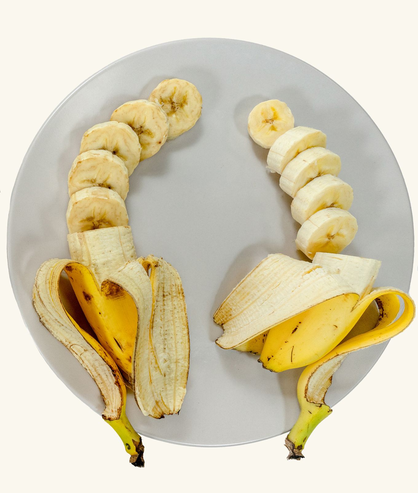 Side-by-side comparison of new peeled and sliced non-browning banana (R) and a standard banana (L) Credit: Tropic